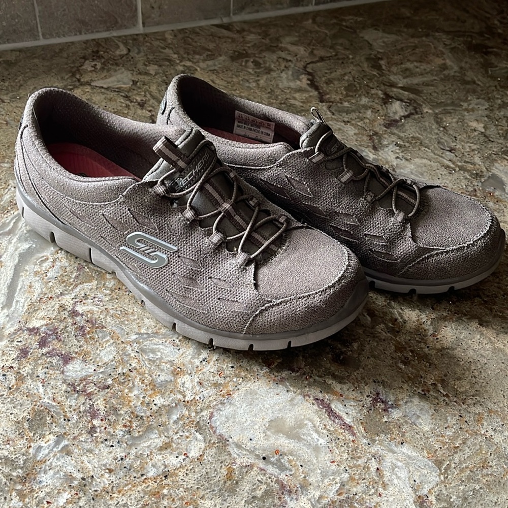 8.5 Tan Sketchers Women’s Sneakers